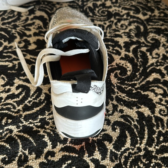 Boys Jordan Low Top Basketball Shoes - Picture 3 of 6